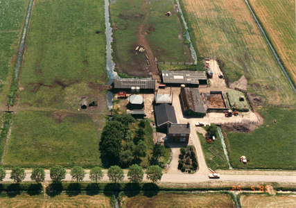 847950 Luchtfoto van het boerderijcomplex Botsholseswarsweg 17 te Waverveen (gemeente Ronde Venen), met rechts naast ...